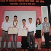 Hoàng Đình Hoành (quàng khăn đỏ) trong buổi lễ trao Giải thưởng Cuộc thi sáng tạo thanh, thiếu niên, nhi đồng toàn quốc lần thứ 8 năm 2012. Nguồn: yenbai.gov.vn)